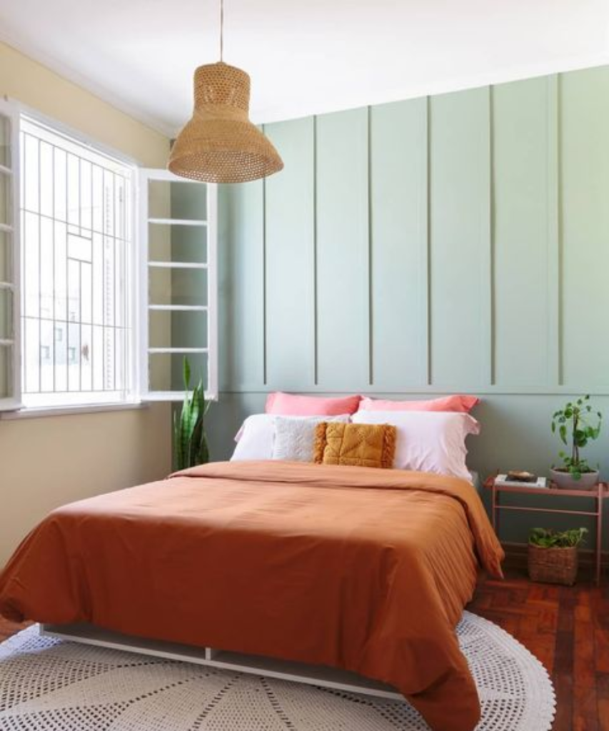 Habitación con pared verde y decoración colorida